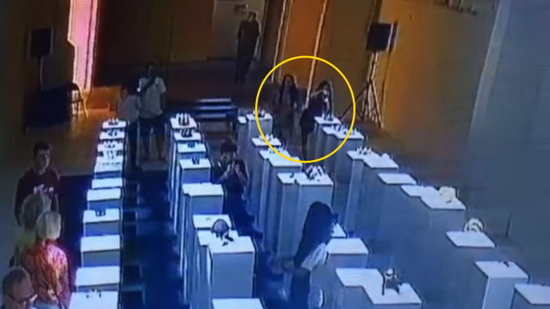 '인증샷' 찍으려다 도미노처럼 무너진 전시품…'인증 사진 주의보'