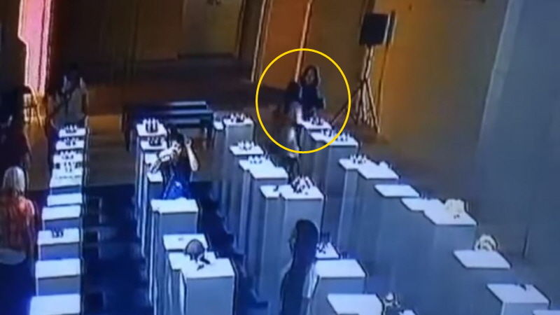 '인증샷' 찍으려다 도미노처럼 무너진 전시품…'인증 사진 주의보'