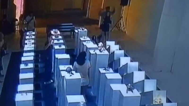 '인증샷' 찍으려다 도미노처럼 무너진 전시품…'인증 사진 주의보'
