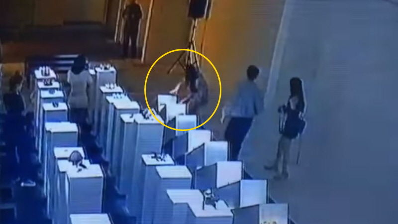 '인증샷' 찍으려다 도미노처럼 무너진 전시품…'인증 사진 주의보'