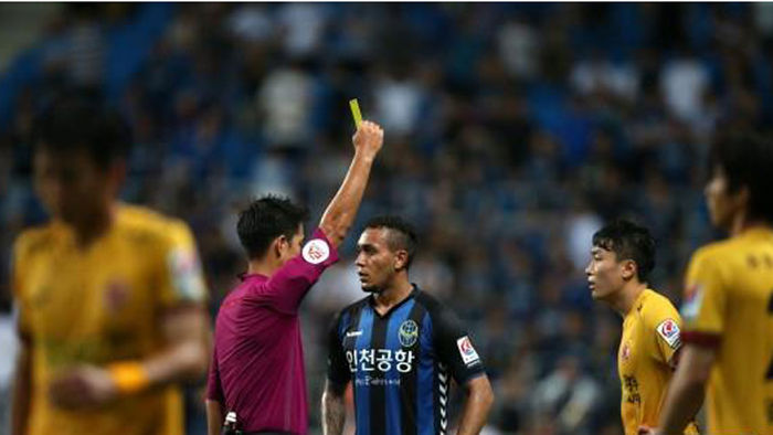 기사 대표 이미지:프로축구연맹 심판에 욕설 웨슬리에 2경기 출장정지