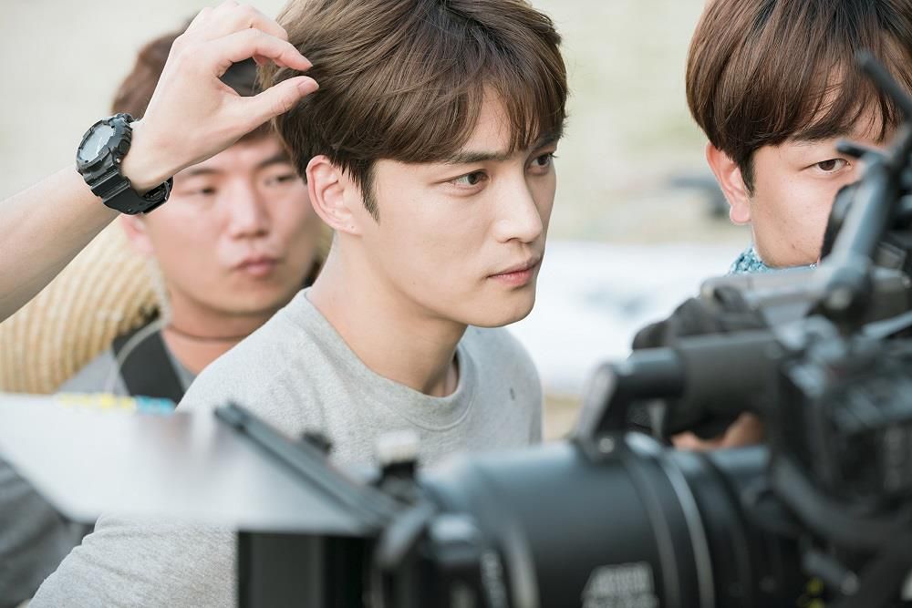 김재중, '맨홀' 촬영 중 부상…엄지손가락 7바늘 꿰매