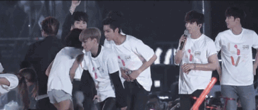 소녀시대 사이에서 '오빠美' 넘치는 윤호