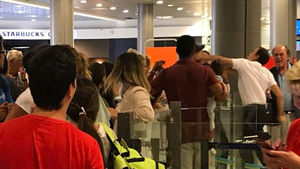 웃더니 돌연 강펀치…아기 안은 승객 때린 공항 직원