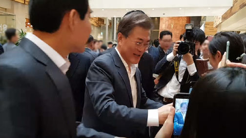 흔한 경호실장의 업무... '프로 사진사' 친절한 경호실장 화제
