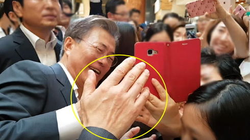 흔한 경호실장의 업무... '프로 사진사' 친절한 경호실장 화제
