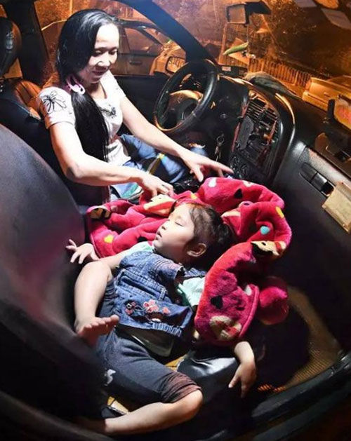 세 살배기 딸 데리고 매일 심야 택시 운전하는 싱글맘