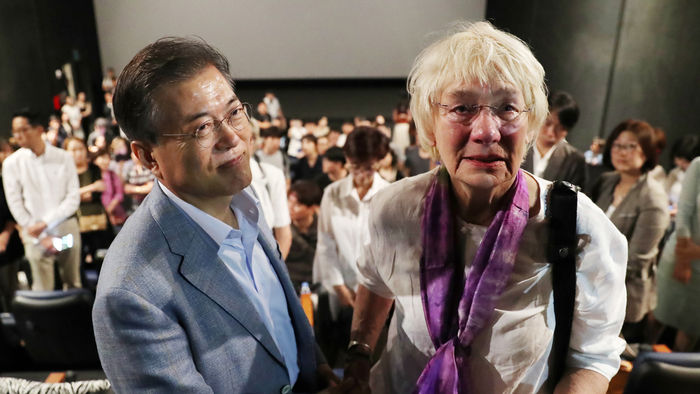 기사 대표 이미지:택시운전사 본 文 대통령…"광주의 진실 푸는 데 큰 힘"