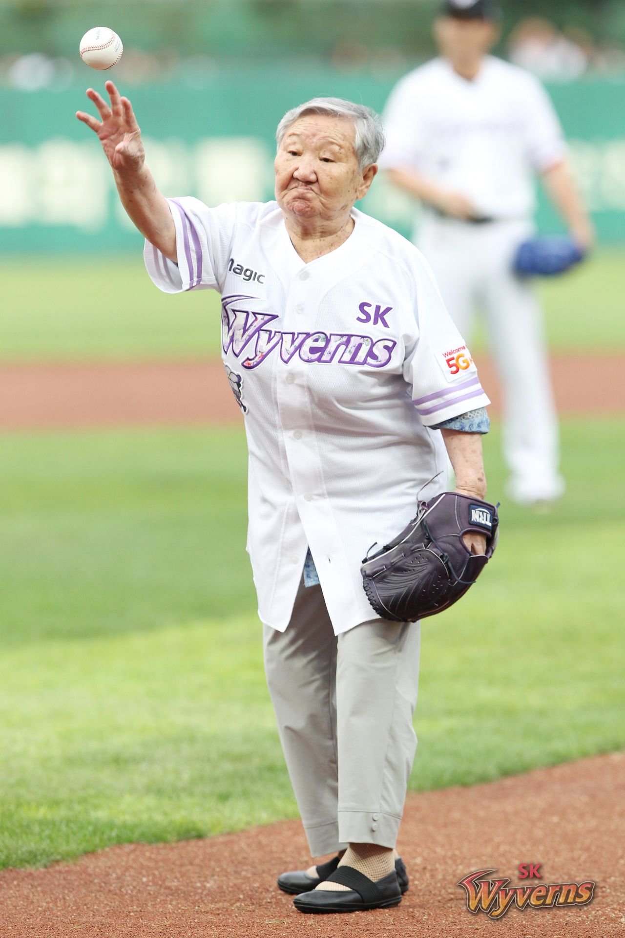 기사 대표 이미지:위안부 피해자 길원옥 할머니, 프로야구 kt-SK전 시구