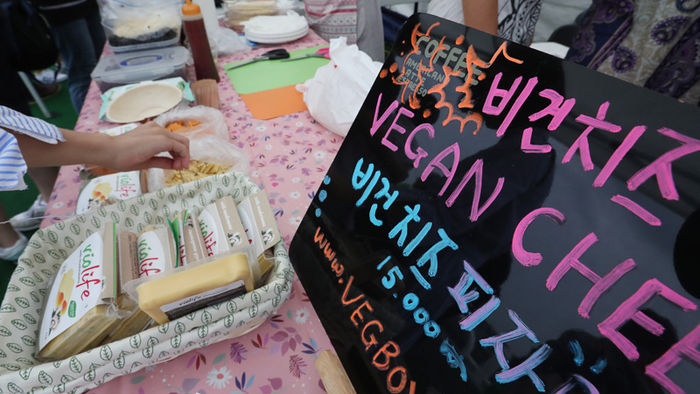 메인이미지  1 : 20일 오후 서울 강남구 에이보드 라운지에서 '비건 크루즈 나이트 파티' 참석자들이 식물성 재료로 만든 치즈를 시식하고 있다. 고려대 채식동아리 '뿌리:침' 회원들을 중심으로 채식을 지향하는 청년들이 기획한 이날 행사는 식물성 재료로 만든 바비큐와 파스타, 피자, 치킨, 아이스크림 등을 주메뉴로 선보인다.