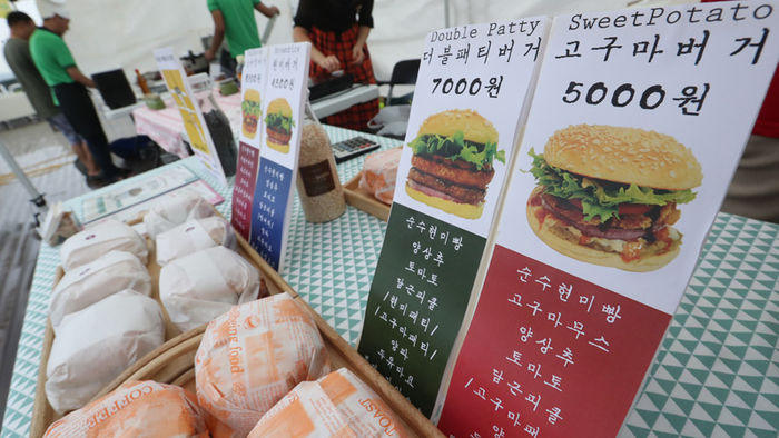 메인이미지  2 : 20일 오후 서울 강남구 에이보드 라운지에서 '비건 크루즈 나이트 파티' 관계자들이 식물성 재료로 만든 버거를 준비하고 있다. 고려대 채식동아리 '뿌리:침' 회원들을 중심으로 채식을 지향하는 청년들이 기획한 이날 행사는 식물성 재료로 만든 바비큐와 파스타, 피자, 치킨, 아이스크림 등을 주메뉴로 선보인다.