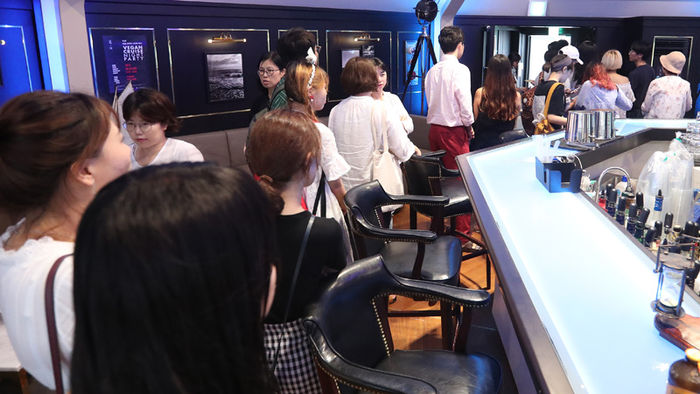 메인이미지  3 : 20일 오후 서울 강남구 에이보드 라운지에서 '비건 크루즈 나이트 파티' 참석자들이 입장을 기다리고 있다. 고려대 채식동아리 '뿌리:침' 회원들을 중심으로 채식을 지향하는 청년들이 기획한 이날 행사는 식물성 재료로 만든 바비큐와 파스타, 피자, 치킨, 아이스크림 등을 주메뉴로 선보인다. 