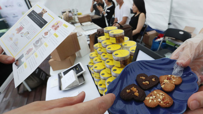 메인이미지  4 : 20일 오후 서울 강남구 에이보드 라운지에서 열린 '비건 크루즈 나이트 파티' 참석자가 식물성 재료로 쿠키를 시식하고 있다. 고려대 채식동아리 '뿌리:침' 회원들을 중심으로 채식을 지향하는 청년들이 기획한 이날 행사는 식물성 재료로 만든 바비큐와 파스타, 피자, 치킨, 아이스크림 등을 주메뉴로 선보인다.