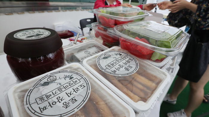 메인이미지  6 : 20일 오후 서울 강남구 에이보드 라운지에서 '비건 크루즈 나이트 파티' 참석자들이 식물성 재료로 만든 식품을 구매하고 있다. 고려대 채식동아리 '뿌리:침' 회원들을 중심으로 채식을 지향하는 청년들이 기획한 이날 행사는 식물성 재료로 만든 바비큐와 파스타, 피자, 치킨, 아이스크림 등을 주메뉴로 선보인다.