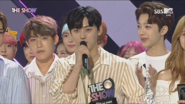 Wanna One Celebrates Its 12th Win with Random Dance!