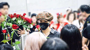 [SBS Star] G-DRAGON Gives Out Red Roses Directly to His Fans in Japan