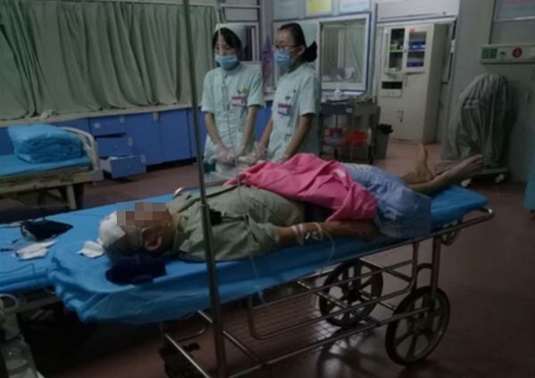 불만 후기 남겼다가 폭력배한테 맞은 손님