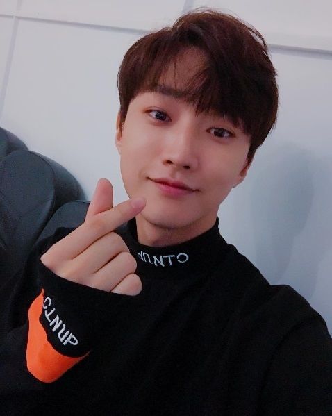 [SBS Star] B1A4 Jinyoung Expresses Thanks to His Fans with 'Finger Heart' Selfie