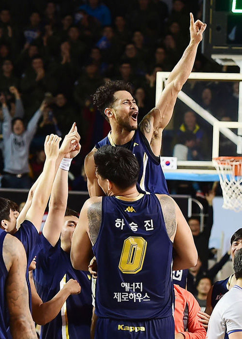 15~16 시즌 KCC의 사상 첫 정규리그 1위를 견인한 두 선수