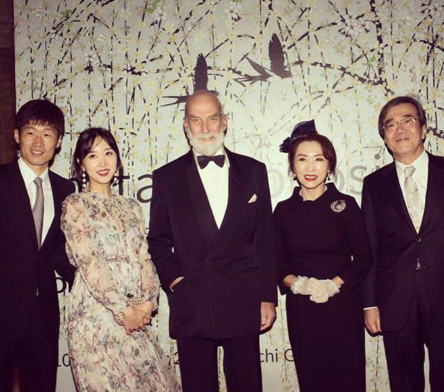 [SBS Star] Pregnant with Second Child Kim Min-ji and Park Ji-Sung Spotted at The Saatchi Gallery