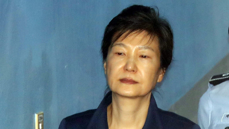 기사 대표 이미지:법원, 박근혜 전 대통령 구속 연장 결정…"증거인멸 염려"