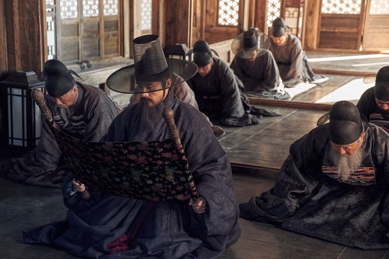 그들은 전란 후에도 집권 세력으로서의 지위를 놓치지 않았다. 영화 <남한산성> 장면