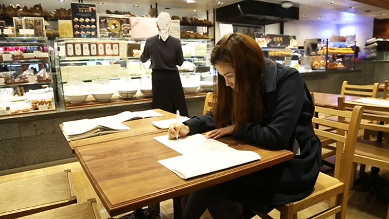 아동학습지 푸는 어른