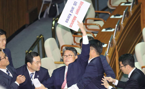 '죄없는 박근혜 즉각 석방' 피켓 들고 있다 쫓겨난 조원진 의원