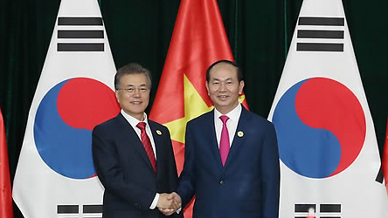 기사 대표 이미지:文 대통령 "한국은 베트남에 마음의 빚 지고 있어"