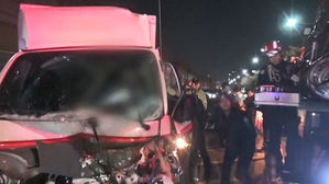 안전지대 주차 차량에 '쾅'&hellip;1t 탑차 들이받아 1명 중상