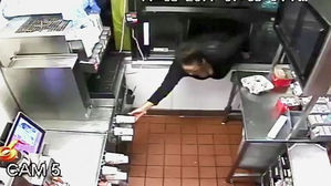 매장 창문으로 팔이 쑥&hellip;CCTV에 딱 걸린 '햄버거 도둑'