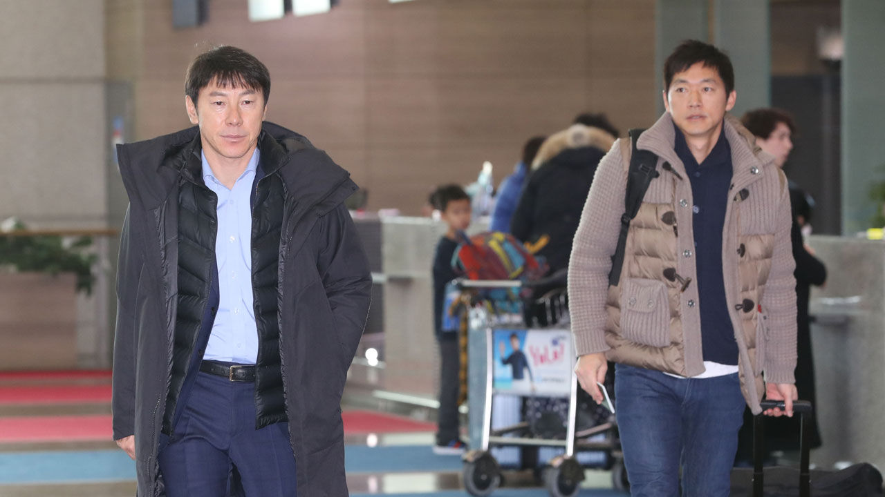 출국하는 신태용 감독과 김남일 코치(사진=연합뉴스)