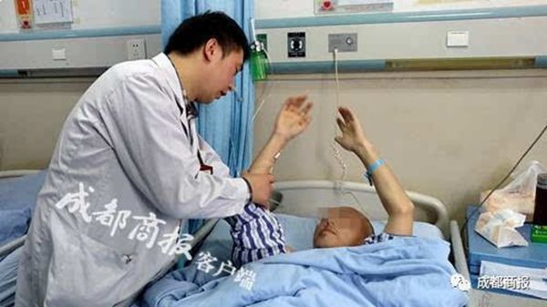 매일 엎드려 2시간씩 휴대폰 사용한 남성…마비 증상으로 배변도 못 가려