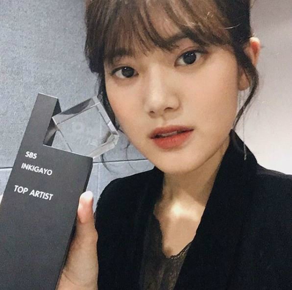 ？[SBS Star] VIDEO: MINSEO Earns 'TOP ARTIST' Award in SBS Inkigayo!