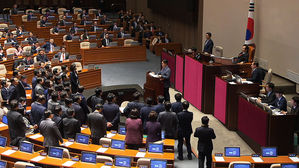 [주영진의 뉴스브리핑] '우여곡절' 새해 예산안…한국당 불참 속에 통과