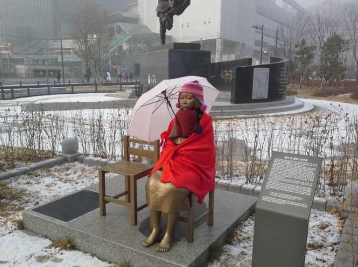 추워지고 눈 내리자…소녀상에 옷 입히고 우산 씌워준 시민