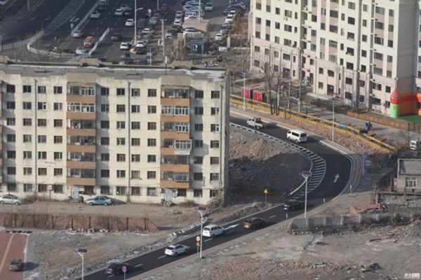 아파트 주인 '알박기'에 휘어진 도로
