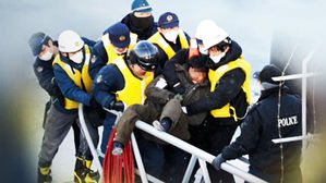 北 선원들, 日서 절도로 체포&hellip;조사 시작하자 탈출 시도