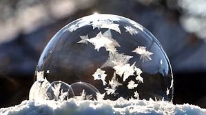 [영상] 불자마자 얼어붙는 비눗방울…얼마나 추우면?