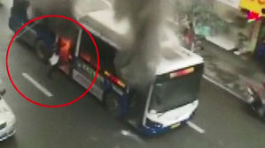 [영상] 불타는 버스에 갇힌 노인…불길 뚫고 '극적 구조'