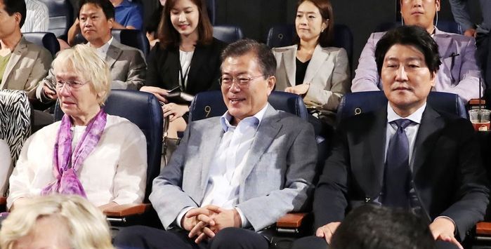 '1987, 미씽, 택시운전사' 관람한 문 대통령…그동안의 영화평 보니(사진=연합뉴스)