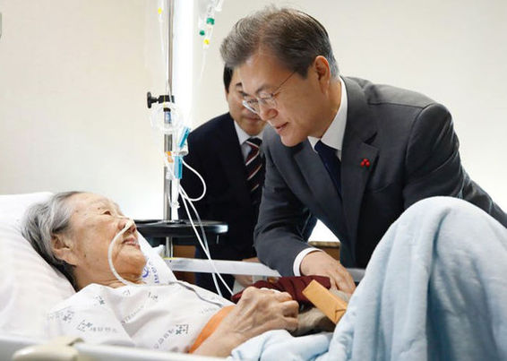 김복동 할머니 병문안(사진=연합뉴스)