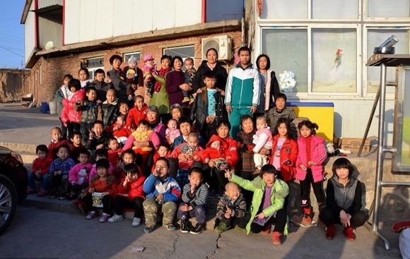 전 재산 털어 버려진 아이 118명 입양해 키운 자수성가 사업가의 사연