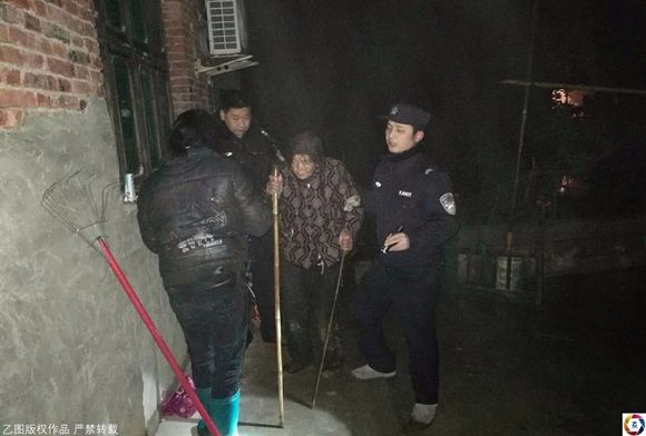 행방불명 후 남편 무덤 옆에서 발견된 80세 치매 할머니
