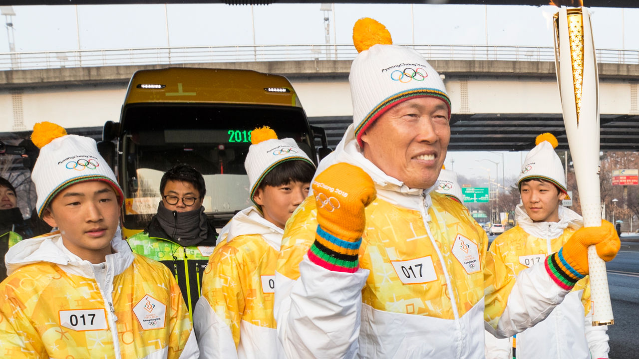 '평창 성화' 타오르자 '우와∼'…서울 성화봉송 시작