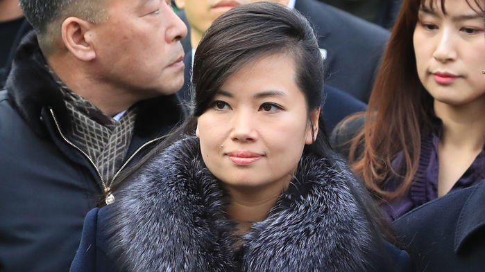 메인이미지  4 : 현송월 삼지연 관현악단 단장을 비롯한 북한 예술단 사전점검단이 22일 오전 강릉 공연장 후보지에 대한 점검을 마친 뒤 ktx를 타고 서울역에 도착, 시위 본 뒤 굳은 표정으로 차량을 향하고 있다.