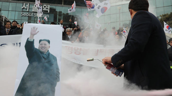 메인이미지  2 : 22일 오전 현송월 삼지연 관현악단 단장의 서울역 도착에 맞춰 서울역 광장에서 열린 '평양올림픽? 평창올림픽 반대 기자회견'에서 참석자들이 김정은 북한 노동당 위원장의 사진과 인공기 사진을 들고 시위를 벌이고 있다.