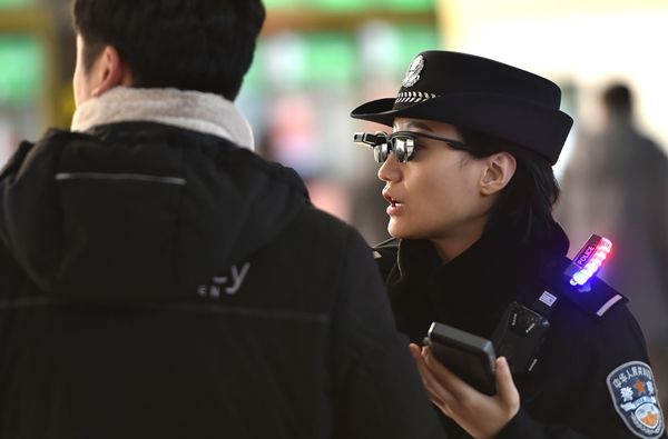 '스마트 안경' 도입한 중국 경찰