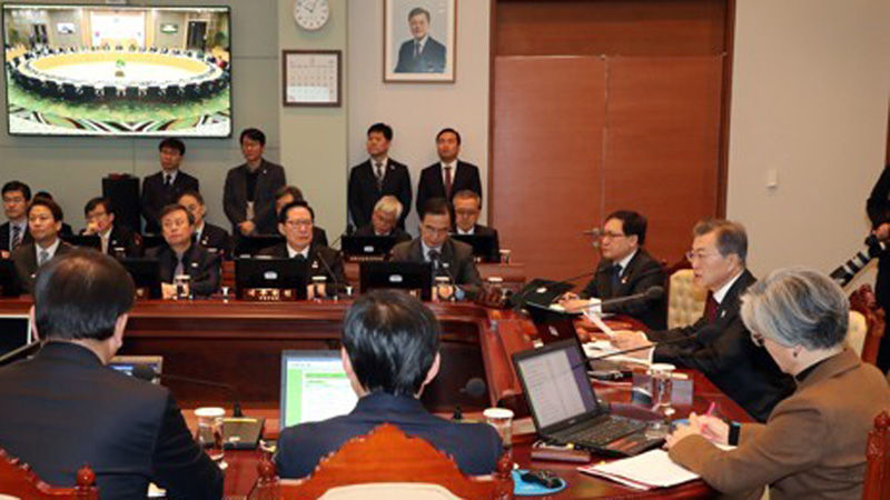 기사 대표 이미지:문 대통령 "前 정부 심판으로 출범한 정부…공직사회 청렴도 차별화해야"