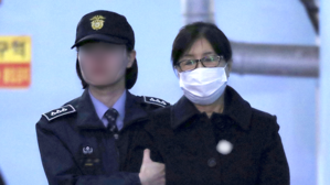 [영상] 징역 20년 선고에 넋 나간 최순실&hellip;부축받고 다시 구치소로